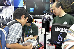 画像ギャラリー No.012のサムネイル画像 / リズのゾンビ登場に会場は騒然? ついに発売された人気サバイバルホラー最新作「バイオハザード6」の発売記念イベントをレポート