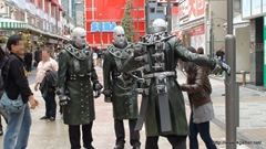 画像ギャラリー No.005のサムネイル画像 / 秋葉原に出現した“追跡者”タイラントを追跡してみたら,意外な一面が見られた。ハッシュタグ「#タイラント隊」でその動向をチェックしよう