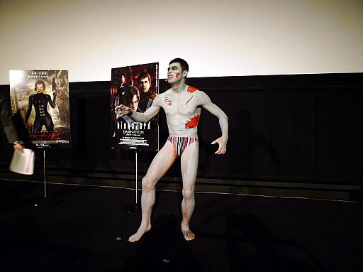 画像ギャラリー No.001のサムネイル画像 / 「海パンゾンビ」の小島よしおさんが最凶の「タイラント隊」と激突。映画「バイオハザード ダムネーション」プロモイベントをレポート