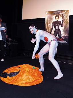 画像ギャラリー No.003のサムネイル画像 / 「海パンゾンビ」の小島よしおさんが最凶の「タイラント隊」と激突。映画「バイオハザード ダムネーション」プロモイベントをレポート