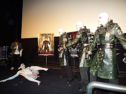 画像ギャラリー No.006のサムネイル画像 / 「海パンゾンビ」の小島よしおさんが最凶の「タイラント隊」と激突。映画「バイオハザード ダムネーション」プロモイベントをレポート