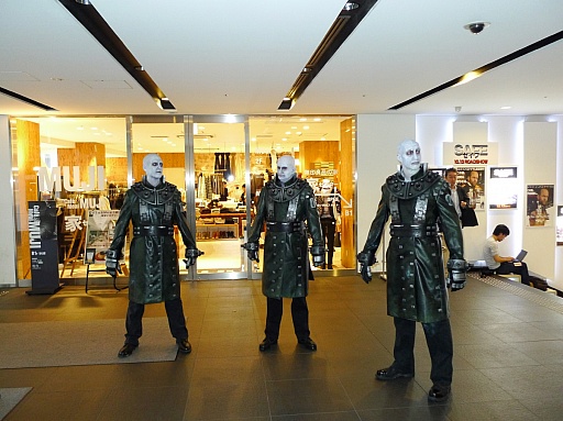 画像ギャラリー No.008のサムネイル画像 / 「海パンゾンビ」の小島よしおさんが最凶の「タイラント隊」と激突。映画「バイオハザード ダムネーション」プロモイベントをレポート