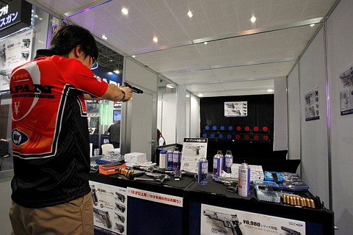 画像ギャラリー No.001のサムネイル画像 / カプコンと東京マルイがコラボしたエアガンの射撃体験イベントが9月13日から滋賀県のイオンモール草津で開催