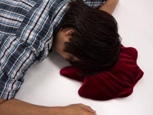 画像ギャラリー No.001のサムネイル画像 / 「逆転裁判5」,どう見ても殺人現場な「血のまくら」が当たるキャンペーン