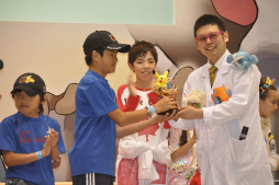 画像ギャラリー No.015のサムネイル画像 / 小学生以下の選手が3on3でポケモンバトル。高度な駆け引きに会場が沸いた「Pokemon 3on3 2013 コロコロカップ」をレポート