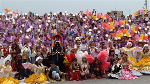 画像ギャラリー No.001のサムネイル画像 / 浅草サンバカーニバルでの“ガンホーアミーゴス”の勇姿を動画でアップ。ラグナロ娘の乾 曜子さん,安藤 遥さん,白河優菜さんらもコスプレで参加