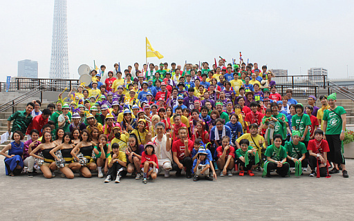 画像ギャラリー No.001のサムネイル画像 / 浅草に“チャンバ!”のアカペラが響き渡る! ガンホーアミーゴスのラストパレードとなった浅草サンバカーニバルの模様をレポート