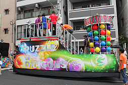 画像ギャラリー No.006のサムネイル画像 / 浅草に“チャンバ!”のアカペラが響き渡る! ガンホーアミーゴスのラストパレードとなった浅草サンバカーニバルの模様をレポート