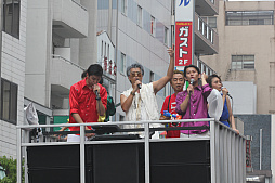 画像ギャラリー No.007のサムネイル画像 / 浅草に“チャンバ!”のアカペラが響き渡る! ガンホーアミーゴスのラストパレードとなった浅草サンバカーニバルの模様をレポート