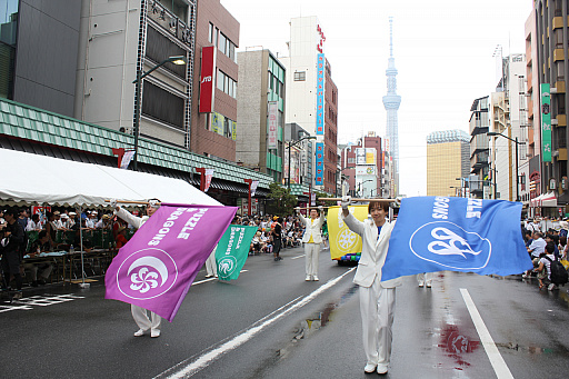 画像ギャラリー No.008のサムネイル画像 / 浅草に“チャンバ!”のアカペラが響き渡る! ガンホーアミーゴスのラストパレードとなった浅草サンバカーニバルの模様をレポート