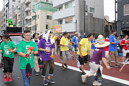 画像ギャラリー No.009のサムネイル画像 / 浅草に“チャンバ!”のアカペラが響き渡る! ガンホーアミーゴスのラストパレードとなった浅草サンバカーニバルの模様をレポート