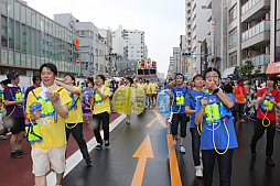 画像ギャラリー No.010のサムネイル画像 / 浅草に“チャンバ!”のアカペラが響き渡る! ガンホーアミーゴスのラストパレードとなった浅草サンバカーニバルの模様をレポート