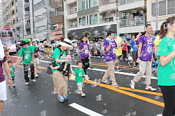 画像ギャラリー No.011のサムネイル画像 / 浅草に“チャンバ!”のアカペラが響き渡る! ガンホーアミーゴスのラストパレードとなった浅草サンバカーニバルの模様をレポート