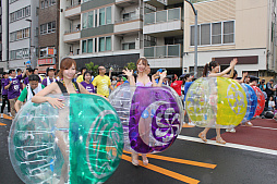 画像ギャラリー No.013のサムネイル画像 / 浅草に“チャンバ!”のアカペラが響き渡る! ガンホーアミーゴスのラストパレードとなった浅草サンバカーニバルの模様をレポート