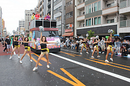 画像ギャラリー No.014のサムネイル画像 / 浅草に“チャンバ!”のアカペラが響き渡る! ガンホーアミーゴスのラストパレードとなった浅草サンバカーニバルの模様をレポート