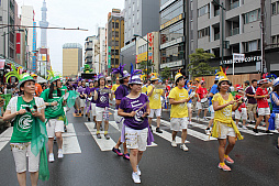 画像ギャラリー No.015のサムネイル画像 / 浅草に“チャンバ!”のアカペラが響き渡る! ガンホーアミーゴスのラストパレードとなった浅草サンバカーニバルの模様をレポート