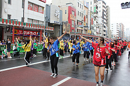 画像ギャラリー No.016のサムネイル画像 / 浅草に“チャンバ!”のアカペラが響き渡る! ガンホーアミーゴスのラストパレードとなった浅草サンバカーニバルの模様をレポート