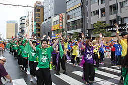 画像ギャラリー No.017のサムネイル画像 / 浅草に“チャンバ!”のアカペラが響き渡る! ガンホーアミーゴスのラストパレードとなった浅草サンバカーニバルの模様をレポート