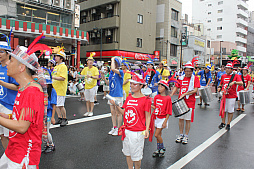 画像ギャラリー No.018のサムネイル画像 / 浅草に“チャンバ!”のアカペラが響き渡る! ガンホーアミーゴスのラストパレードとなった浅草サンバカーニバルの模様をレポート