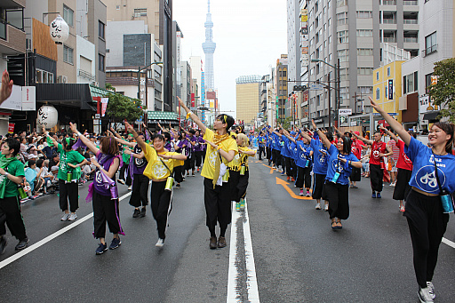 画像ギャラリー No.019のサムネイル画像 / 浅草に“チャンバ!”のアカペラが響き渡る! ガンホーアミーゴスのラストパレードとなった浅草サンバカーニバルの模様をレポート