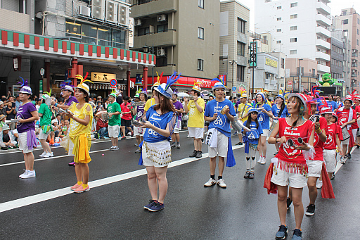 画像ギャラリー No.021のサムネイル画像 / 浅草に“チャンバ!”のアカペラが響き渡る! ガンホーアミーゴスのラストパレードとなった浅草サンバカーニバルの模様をレポート