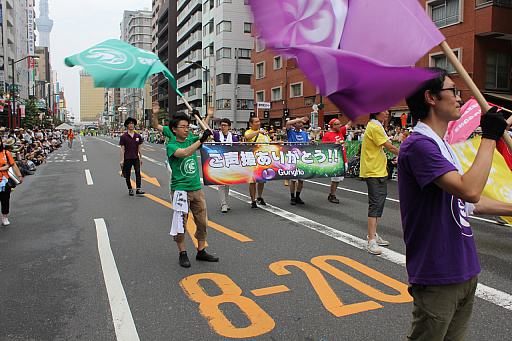 画像ギャラリー No.023のサムネイル画像 / 浅草に“チャンバ!”のアカペラが響き渡る! ガンホーアミーゴスのラストパレードとなった浅草サンバカーニバルの模様をレポート