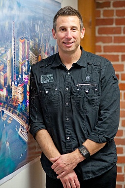 ꡼ No.008Υͥ / TGS 2012GlassBoxϳΤ٤Ƥ򥷥ߥ졼Ȥ롣֥ॷƥפΥ꡼ɥץǥ塼Kip Katsarelisᥤ󥿥ӥ塼