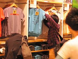 画像ギャラリー No.009のサムネイル画像 / 「メタルギア」シリーズとユニクロ「UT」とのコラボTシャツ第3弾が本日発売