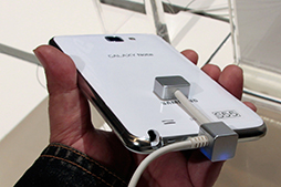 画像ギャラリー No.011のサムネイル画像 / Samsung,ペン入力対応のスマートフォン「Galaxy Note」を発表。5.3インチ有機ELパネル採用&LTE通信「Xi」対応でNTTドコモから4月6日に発売