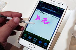 画像ギャラリー No.013のサムネイル画像 / Samsung,ペン入力対応のスマートフォン「Galaxy Note」を発表。5.3インチ有機ELパネル採用&LTE通信「Xi」対応でNTTドコモから4月6日に発売