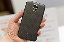 画像集#004のサムネイル/国内メーカーならではのチューニングに期待の「AQUOS SERIE」。KDDI 2014夏モデルスマートフォンテストレポート(後編)