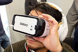 画像ギャラリー No.004のサムネイル画像 / Samsung,最薄部約6mmの薄型Androidスマートフォン「Galaxy A8」をKDDIから発売。スマホ合体型VR HMD「Gear VR」も国内に投入