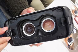 画像ギャラリー No.008のサムネイル画像 / Samsung,最薄部約6mmの薄型Androidスマートフォン「Galaxy A8」をKDDIから発売。スマホ合体型VR HMD「Gear VR」も国内に投入