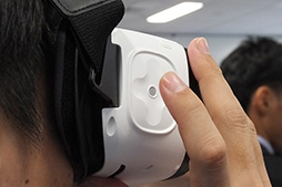 画像ギャラリー No.009のサムネイル画像 / Samsung,最薄部約6mmの薄型Androidスマートフォン「Galaxy A8」をKDDIから発売。スマホ合体型VR HMD「Gear VR」も国内に投入