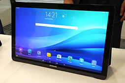 画像ギャラリー No.010のサムネイル画像 / Samsung,最薄部約6mmの薄型Androidスマートフォン「Galaxy A8」をKDDIから発売。スマホ合体型VR HMD「Gear VR」も国内に投入