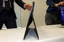 画像ギャラリー No.011のサムネイル画像 / Samsung,最薄部約6mmの薄型Androidスマートフォン「Galaxy A8」をKDDIから発売。スマホ合体型VR HMD「Gear VR」も国内に投入