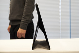 画像ギャラリー No.035のサムネイル画像 / Galaxy史上最薄の5.7インチスマートフォン「Galaxy A8」テストレポート。製品版が登場したVR HMD「Gear VR」も体験してみた