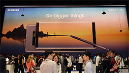 画像ギャラリー No.002のサムネイル画像 / Samsung渾身の新スマートフォン「Galaxy Note8」の実機をチェック。持ちやすさは良好だがゲームでは大きすぎることも