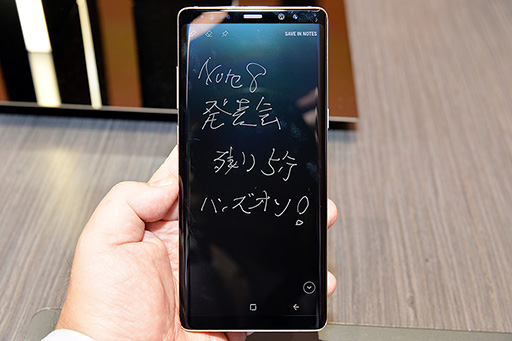画像ギャラリー No.029のサムネイル画像 / Samsung渾身の新スマートフォン「Galaxy Note8」の実機をチェック。持ちやすさは良好だがゲームでは大きすぎることも