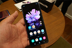 ���������꡼ No.005�Υ���ͥ������ / KDDI��2���ޤ�ü����Galaxy Z Flip�פ�����������䡣���ʤ��ǹ���18����