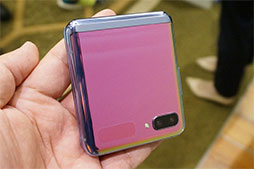 ���������꡼ No.006�Υ���ͥ������ / KDDI��2���ޤ�ü����Galaxy Z Flip�פ�����������䡣���ʤ��ǹ���18����