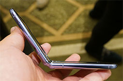 ���������꡼ No.009�Υ���ͥ������ / KDDI��2���ޤ�ü����Galaxy Z Flip�פ�����������䡣���ʤ��ǹ���18����