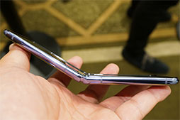 ���������꡼ No.010�Υ���ͥ������ / KDDI��2���ޤ�ü����Galaxy Z Flip�פ�����������䡣���ʤ��ǹ���18����