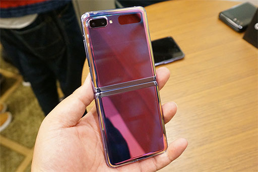 ���������꡼ No.016�Υ���ͥ������ / KDDI��2���ޤ�ü����Galaxy Z Flip�פ�����������䡣���ʤ��ǹ���18����