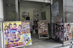 画像ギャラリー No.001のサムネイル画像 / 特製ポスターやキャラブロマイドも手に入る。PSP「AKIBA'S TRIP PLUS」とメイドカフェがコラボした「AKIBA'S TRIP PLUS メイド喫茶 IN もののぷ」フォトレポート