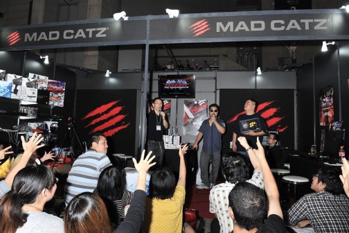 ꡼ No.004Υͥ / TGS 20123̾Ŵȥåץץ쥤䡼ˤǮ襤Mad Catz֡ΥȡåȥӥޥåࡼӡǤϤ