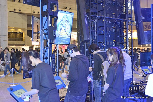 画像ギャラリー No.004のサムネイル画像 / ニコニコ超会議のSCEブースで「NEXT HATSUNE MIKU Project DIVA(仮称)」を遊んでみた。プレイアブルは「キャットフード」「ワールズエンド・ダンスホール」の2曲