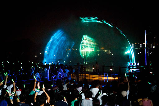 画像集#001のサムネイル/約10mの巨大ミクが横浜の夜景をバックに人気楽曲を披露。初音ミク生誕5周年を記念したイベント，「夏の終わりの39祭り」の「ウォーターステージ」をレポート