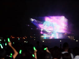 画像集#003のサムネイル/約10mの巨大ミクが横浜の夜景をバックに人気楽曲を披露。初音ミク生誕5周年を記念したイベント，「夏の終わりの39祭り」の「ウォーターステージ」をレポート
