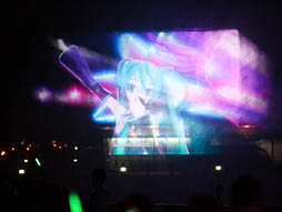 画像集#004のサムネイル/約10mの巨大ミクが横浜の夜景をバックに人気楽曲を披露。初音ミク生誕5周年を記念したイベント，「夏の終わりの39祭り」の「ウォーターステージ」をレポート